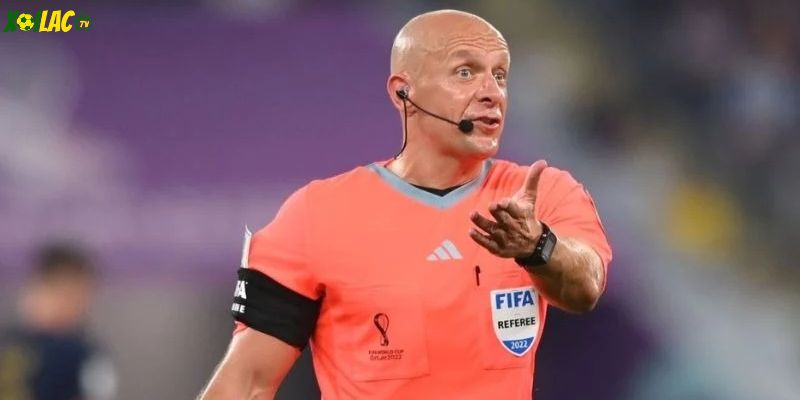 Các thuật ngữ trọng tài: Thẻ vàng và thẻ đỏ trong quản lý trận đấu